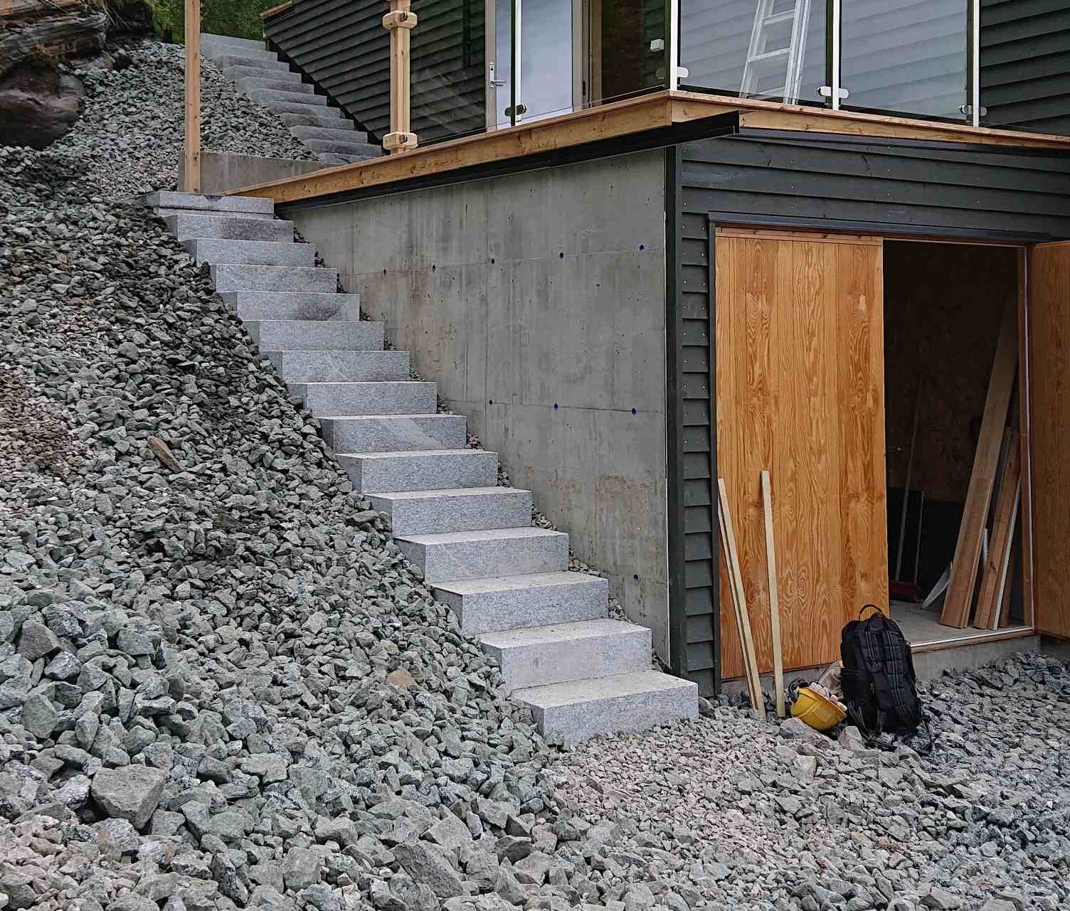 Granitt bokstaver og tall skåret med sag